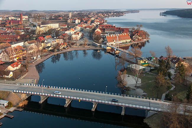 Mikolajki, most drogowy i kladka dla pieszych nad jeziorem Mikolajskim. EU, Pl, Warm-Maz. Lotnicze.